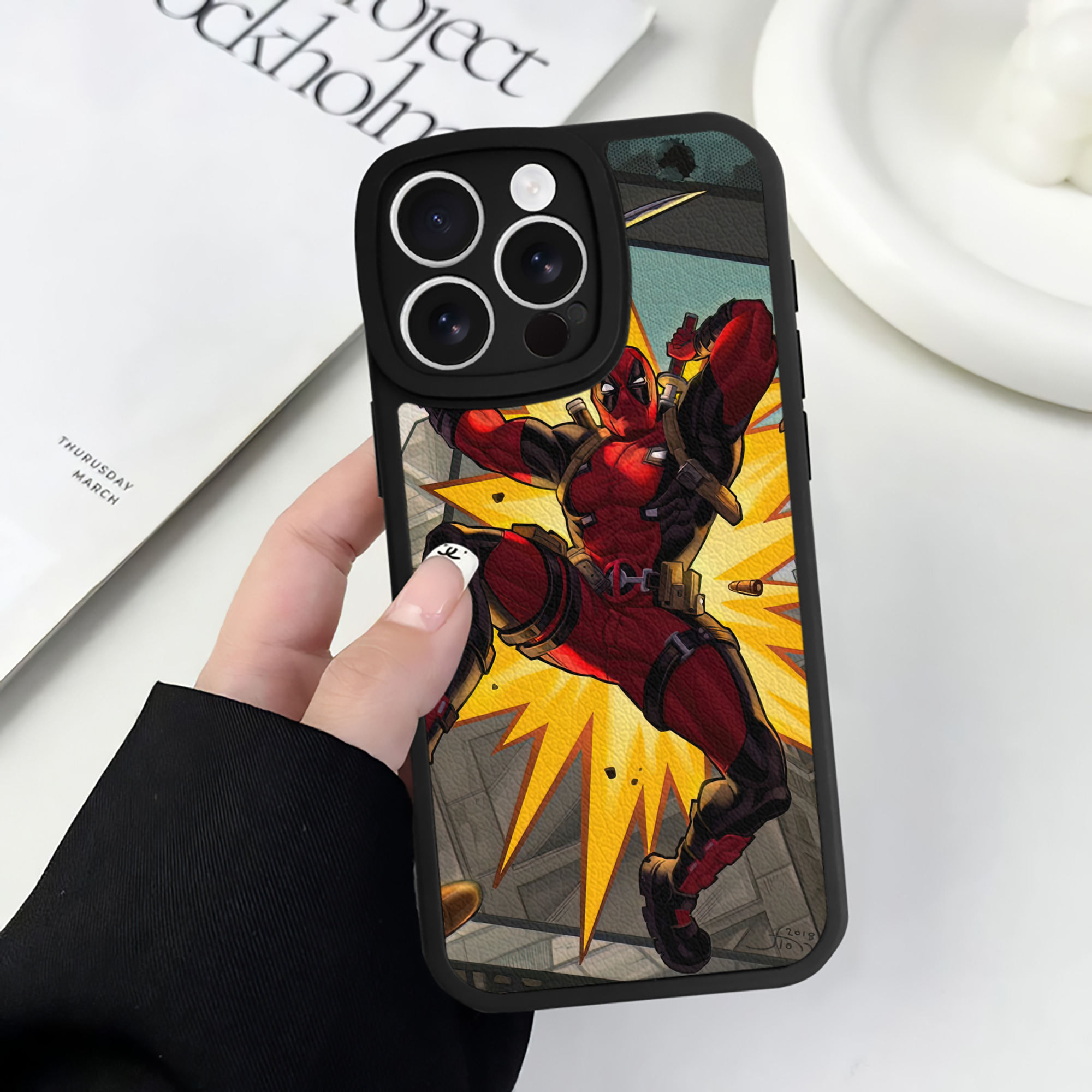 （画像用） Deadpool デッドプール 【iPhone 16シリーズ対応】シリコンスマホケース（レザー調） 材質：シリコン